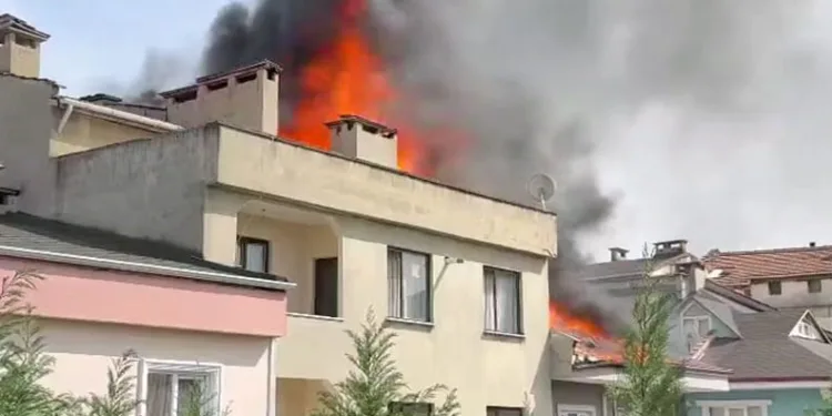 Bursa’da 3 katlı binanın çatısı alev alev yandı