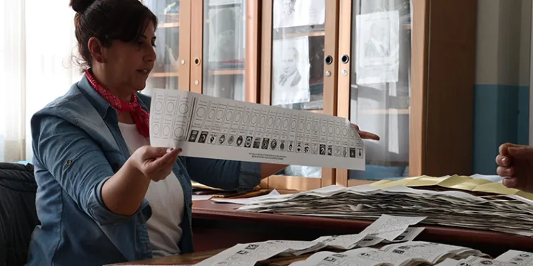 İzmir’de oy sayım işlemi sürüyor