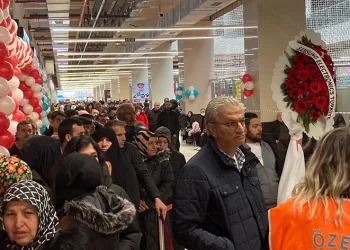 Mağaza açılışında indirim izdihamı