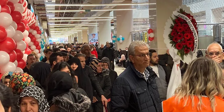 Mağaza açılışında indirim izdihamı