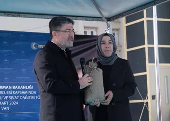 Bakan Yumaklı, Vanlı çiftçilere tohum dağıttı