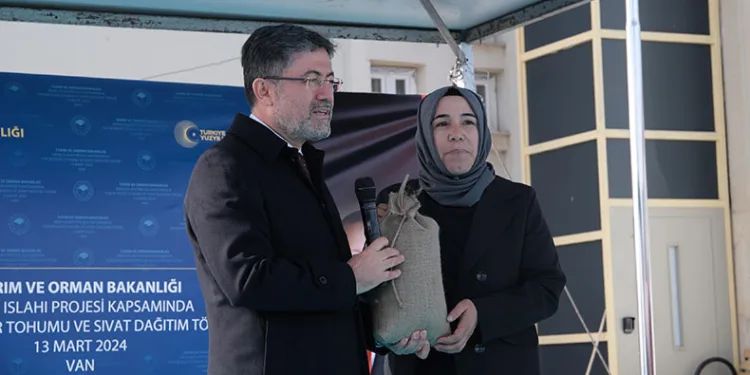 Bakan Yumaklı, Vanlı çiftçilere tohum dağıttı