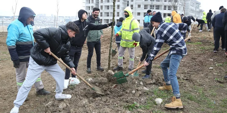 Nilüfer’de çocuklar gelecek için fidan dikti