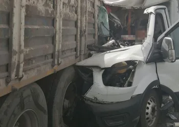 Tıra arkadan çarpan kamyonetin sürücüsü hayatını kaybetti