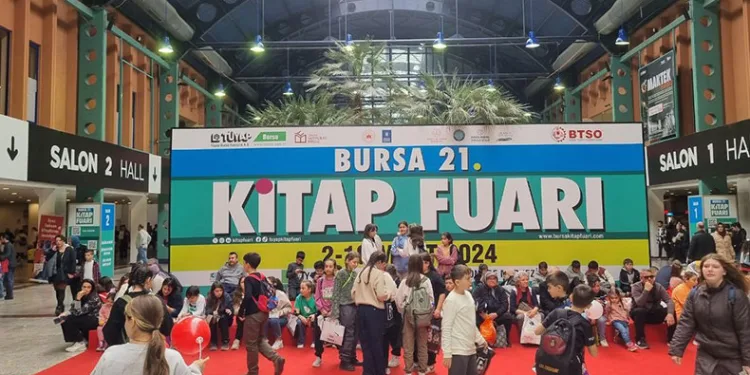 Kitap fuarı ziyaretçi akınına uğradı