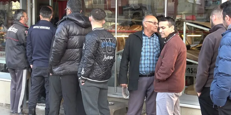 Kütahya’da Ramazan pidesi kuyruğu geleneği