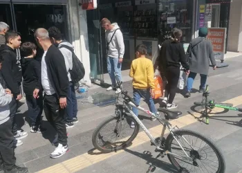 Kontrolünden çıkan elektrikli bisikletle vitrine daldı