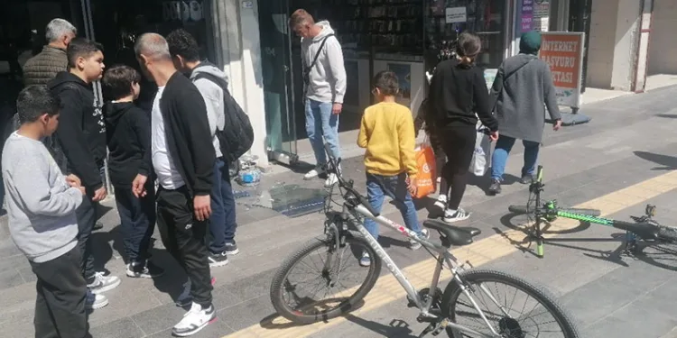 Kontrolünden çıkan elektrikli bisikletle vitrine daldı