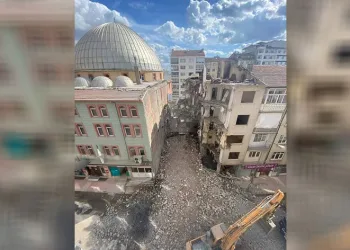 Hasarlı binayı yıkarken sağlam camiye zarar verdiler