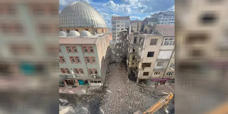 Hasarlı binayı yıkarken sağlam camiye zarar verdiler
