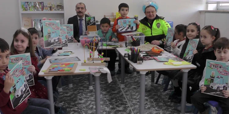 Çocuklar, İstiklal Marşı okuyarak Akif’i andı
