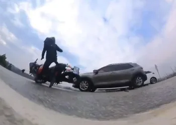Bursa’da motosiklet ile otomobilin çarpıştı
