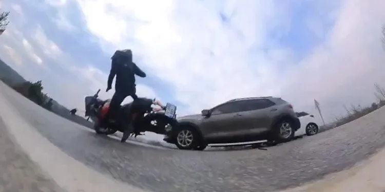 Bursa’da motosiklet ile otomobilin çarpıştı