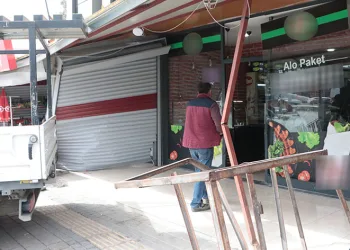 Emanet lüks araçla çiğ köfteciye daldıi