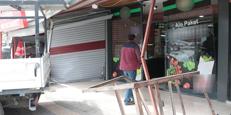 Emanet lüks araçla çiğ köfteciye daldıi