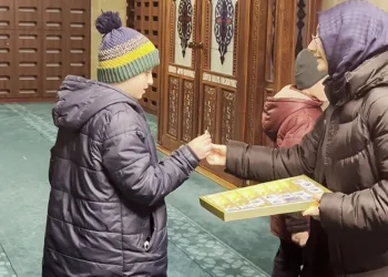 Erzurum’da çocuklara teravihte çikolata sürprizi