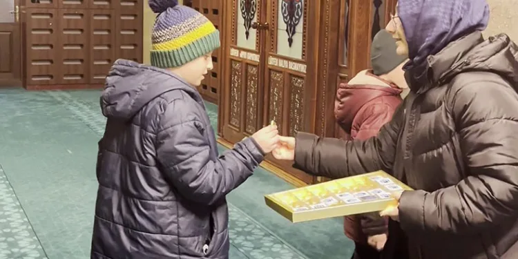 Erzurum’da çocuklara teravihte çikolata sürprizi
