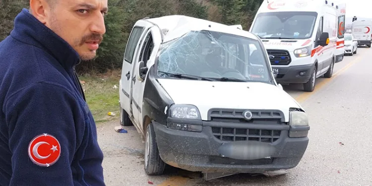 Hafif ticari araç takla attı, sürücü ağır yaralandı