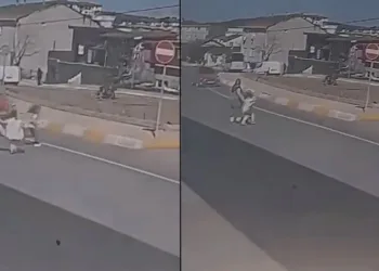 Otomobilin çarptığı kız çocuğu metrelerce savruldu