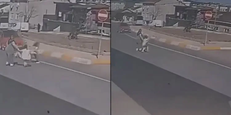 Otomobilin çarptığı kız çocuğu metrelerce savruldu
