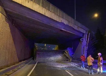 Damperi açılan kamyon ortalığı savaş alanına çevirdi