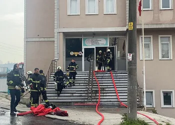 Öğrenci yurdunun çatısı yandı