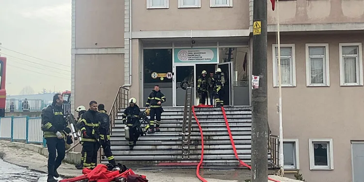 Öğrenci yurdunun çatısı yandı