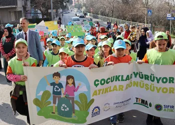 Öğrencilerden sıfır atık yürüyüşü
