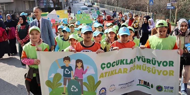 Öğrencilerden sıfır atık yürüyüşü