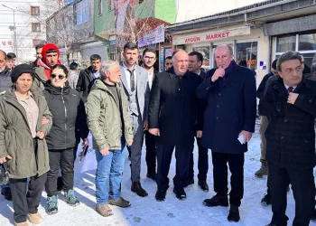 Sandalye üzerinde halka hitap etti
