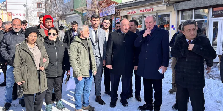 Sandalye üzerinde halka hitap etti