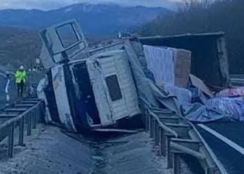 Kontrolden çıkan kamyon orta refüje devrildi