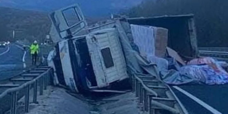 Kontrolden çıkan kamyon orta refüje devrildi