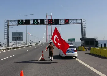 1915 Çanakkale Köprüsü’nü yürüyerek geçti