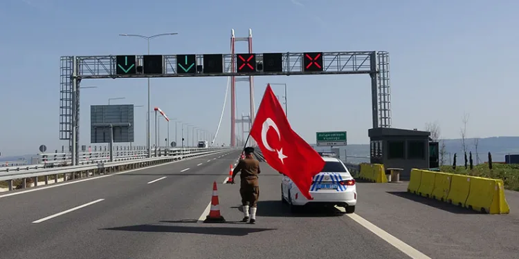 1915 Çanakkale Köprüsü’nü yürüyerek geçti