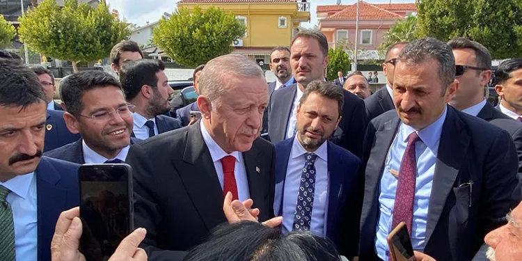 Cumhurbaşkanı Erdoğan’a cuma namazında vatandaşlardan sevgi seli
