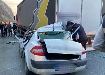 Otomobil duran tıra arkadan çarptı