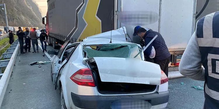 Otomobil duran tıra arkadan çarptı