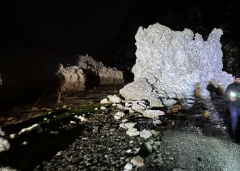 Başkanın konvoyunun önüne çığ düştü