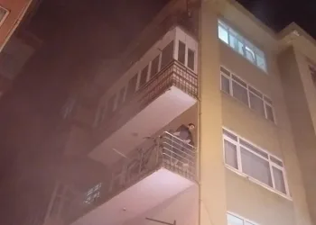 Yangında mahsur kalanları itfaiye ekipleri kurtardı