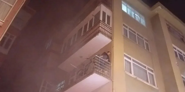 Yangında mahsur kalanları itfaiye ekipleri kurtardı