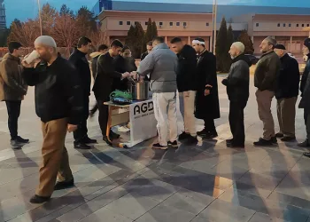 Cami çıkışında sıcak karşılama