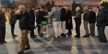 Cami çıkışında sıcak karşılama