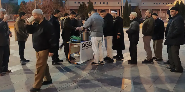 Cami çıkışında sıcak karşılama