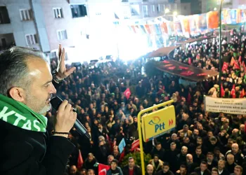 Başkan Aktaş, meşale ve havai fişeklerle karşılandı