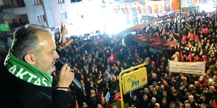Başkan Aktaş, meşale ve havai fişeklerle karşılandı