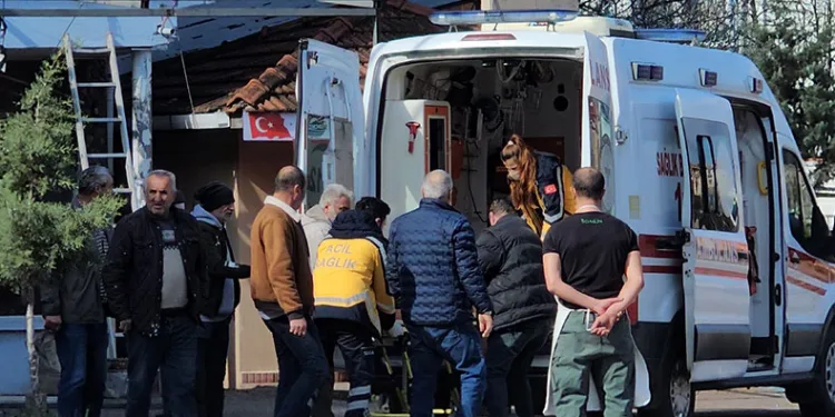 Merdivenden düşen yaşlı adam hastanelik oldu