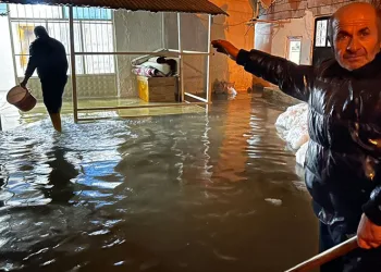 Evi sular altında kalan aile, akrabalarına sığındı