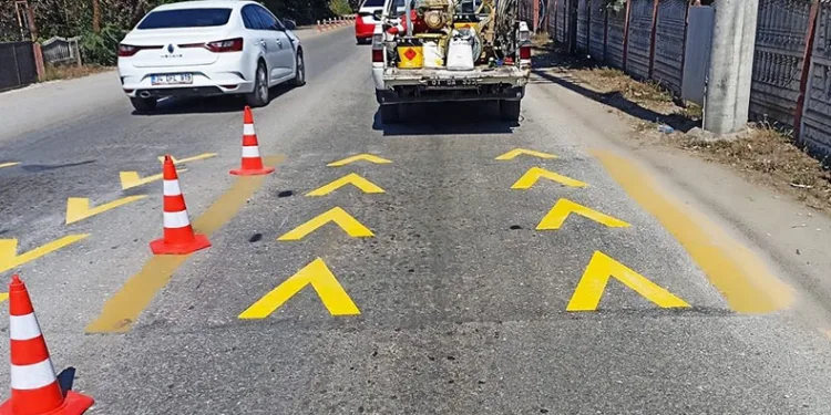 Köy yollarında önce yaya çizgisi