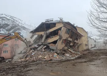 Ağır hasarlı konutların yıkımına başlandı